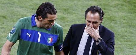 足球中超球队前锋脚踝受伤，赛季恐报销（中超球队锋线大将脚踝受伤，赛季或提前报销）