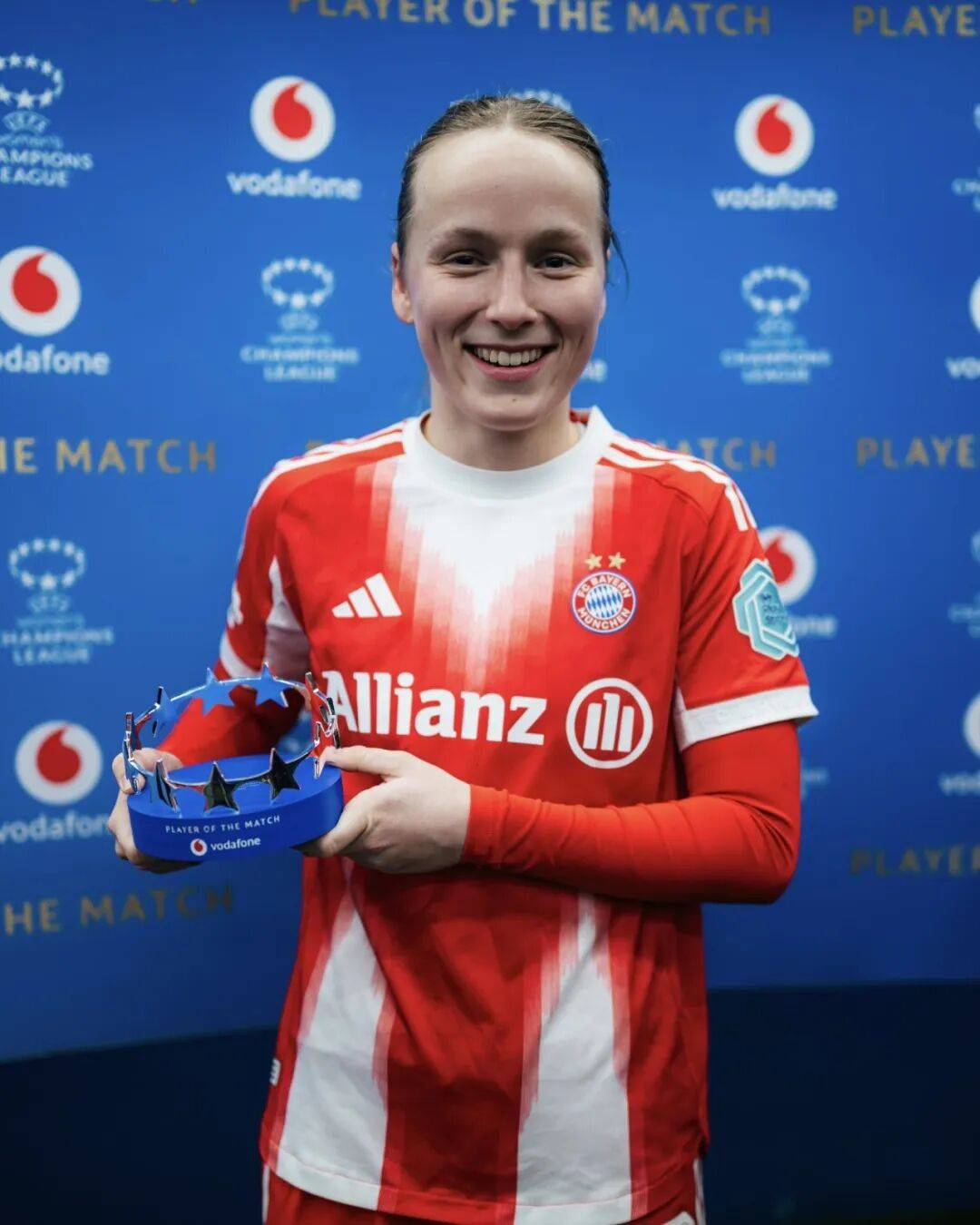 足球曼联新援首秀即破门，球迷高呼：值了！（曼联新援处子秀破门，球迷直呼：值回票价！）