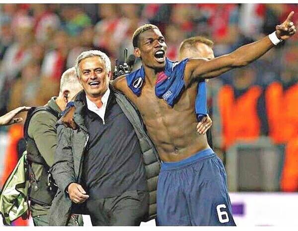 阿图什杯球员进球后跑上看台给母亲献花，后两黄变一红被罚下