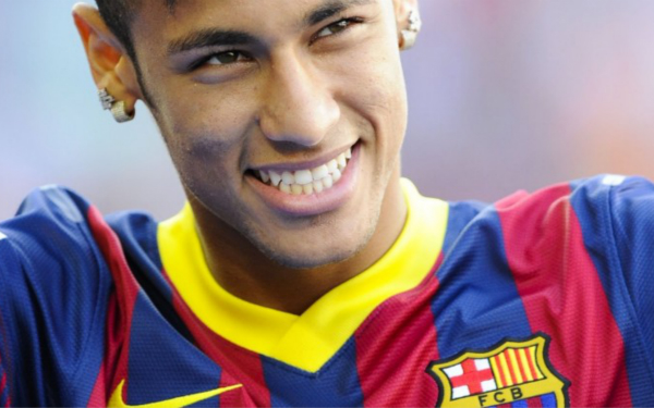 杨瀚森带女友赴美引发争议，好友崔永熙称其应专注篮球，网友支持其在球场表现。