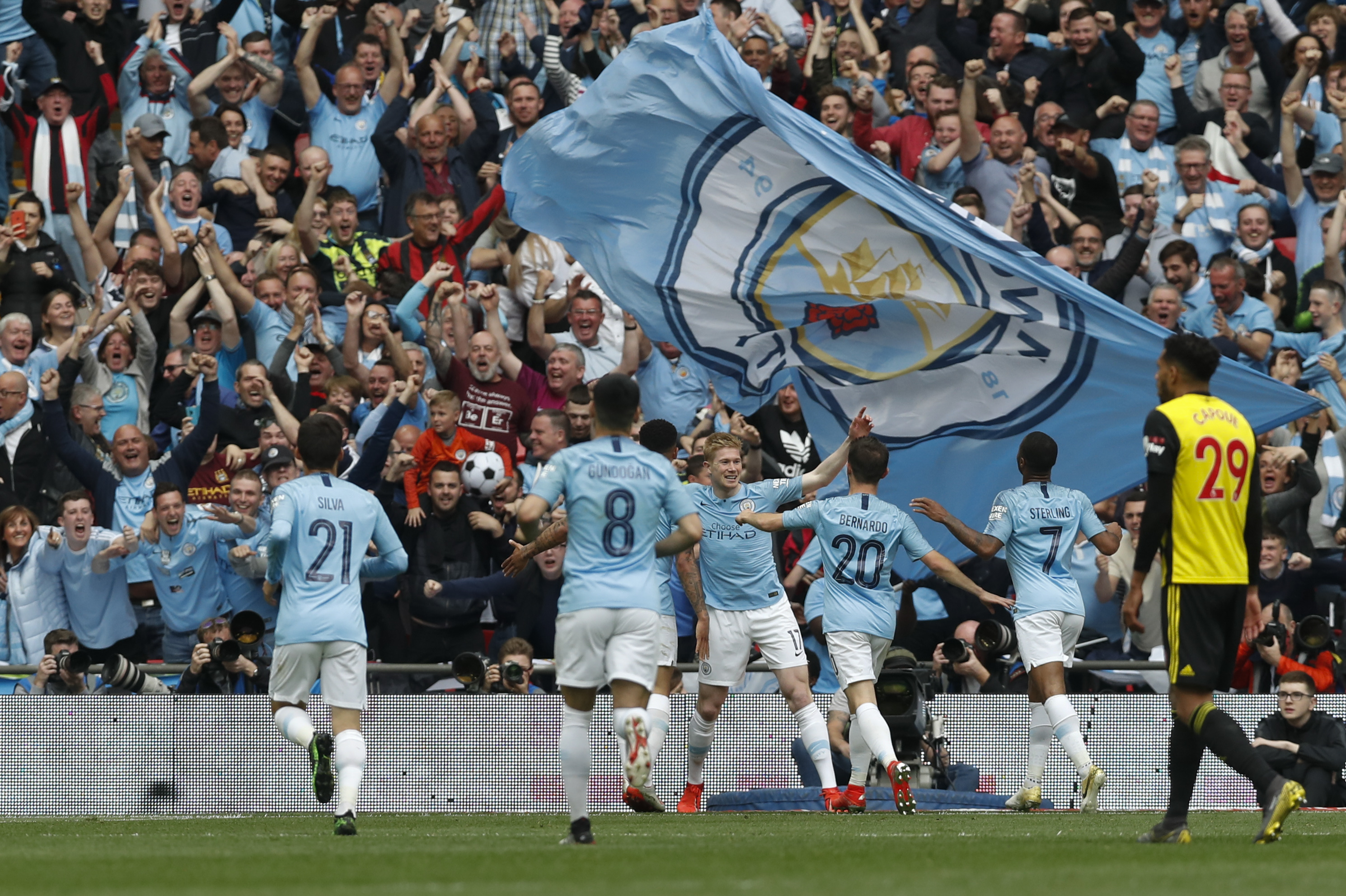 维尔茨闪耀英超！利物浦新星如何策动首球并当选最佳球员？（英超之夜他最耀眼！利物浦新星维尔茨如何导演首开纪录并加冕全场最佳？）