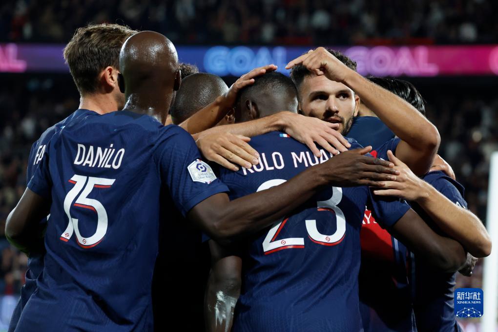 布斯克茨：期待参观新诺坎普，梅西的名字永远和巴萨连在一起（布斯克茨：期待走进全新诺坎普，梅西之名永与巴萨相连）