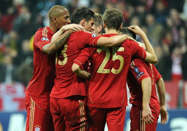 亚泰为客场全勤球迷颁发纪念证书，谭龙、徐浩峰等人参与颁奖