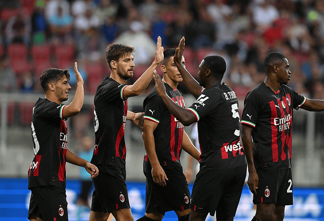 曼联在关键比赛中表现不佳，换人失误导致防守漏洞，边路优势被对手逆转，整体表现令球迷不满。