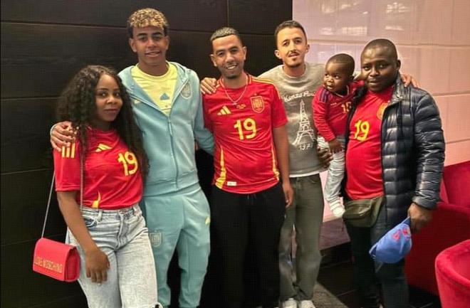 满血回归，此前经历眼部手术的奥利塞在进球后捂住一只眼庆祝（眼部手术后强势归来，奥利塞破门后捂单眼庆祝）