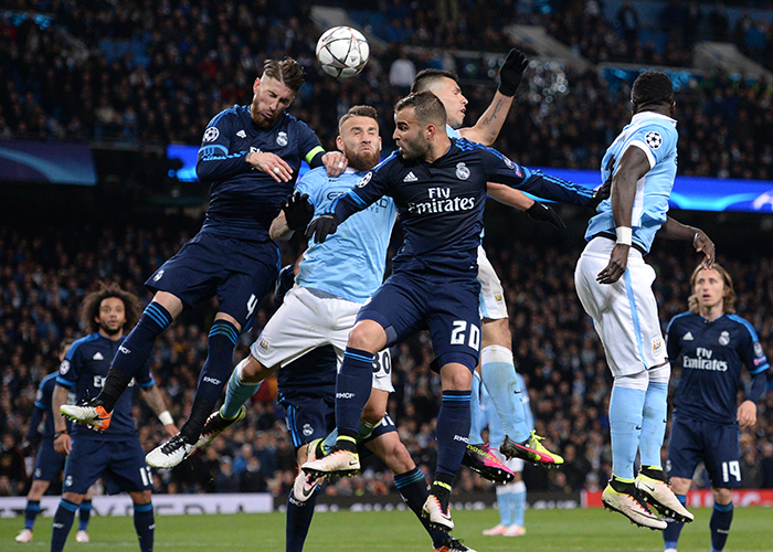 足球巴萨主帅称赞中场新核：不可替代（巴萨主帅力挺中场新核 称其不可或缺）