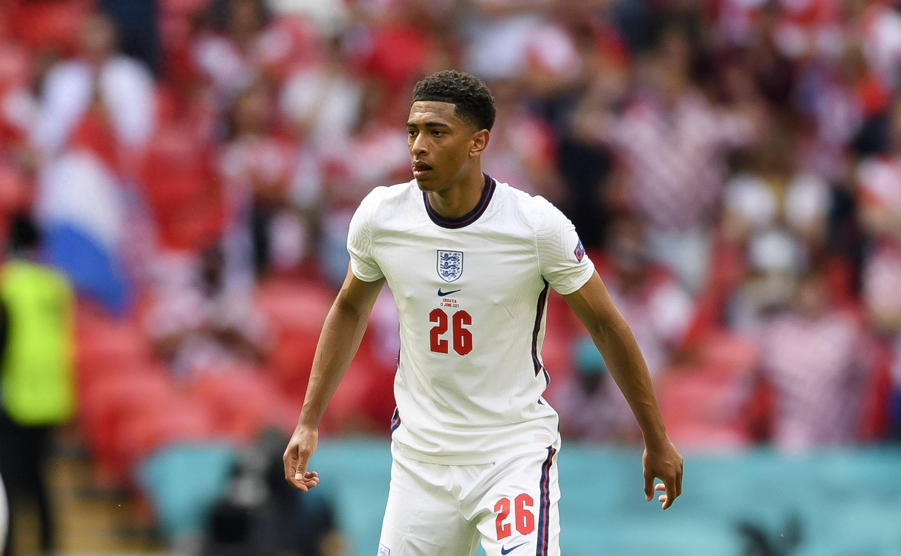 足球法甲豪门官宣续约核心前锋，合同长达五年（法甲豪门宣布与主力前锋完成续约，合同期五年）