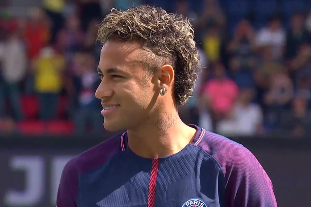 足球巴萨后防大将伤缺四周，主帅表情凝重（巴萨后防核心伤停四周，主帅神情严峻）