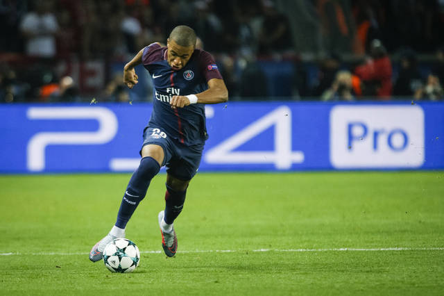 古德利晒防守贝林厄姆照片，后者调侃：抱得太紧了兄弟🤣❤️（古德利晒与贝林厄姆对抗照，贝林厄姆打趣：兄弟，你抱得太紧了🤣❤️）